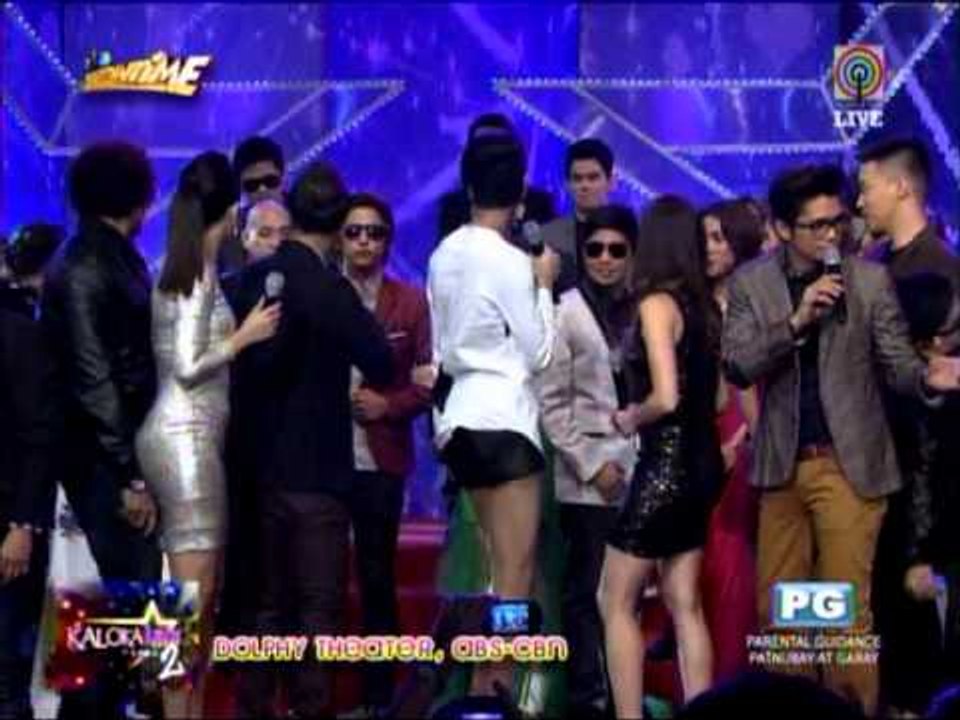 Celebrity look-alikes shine at 'Showtime' parade