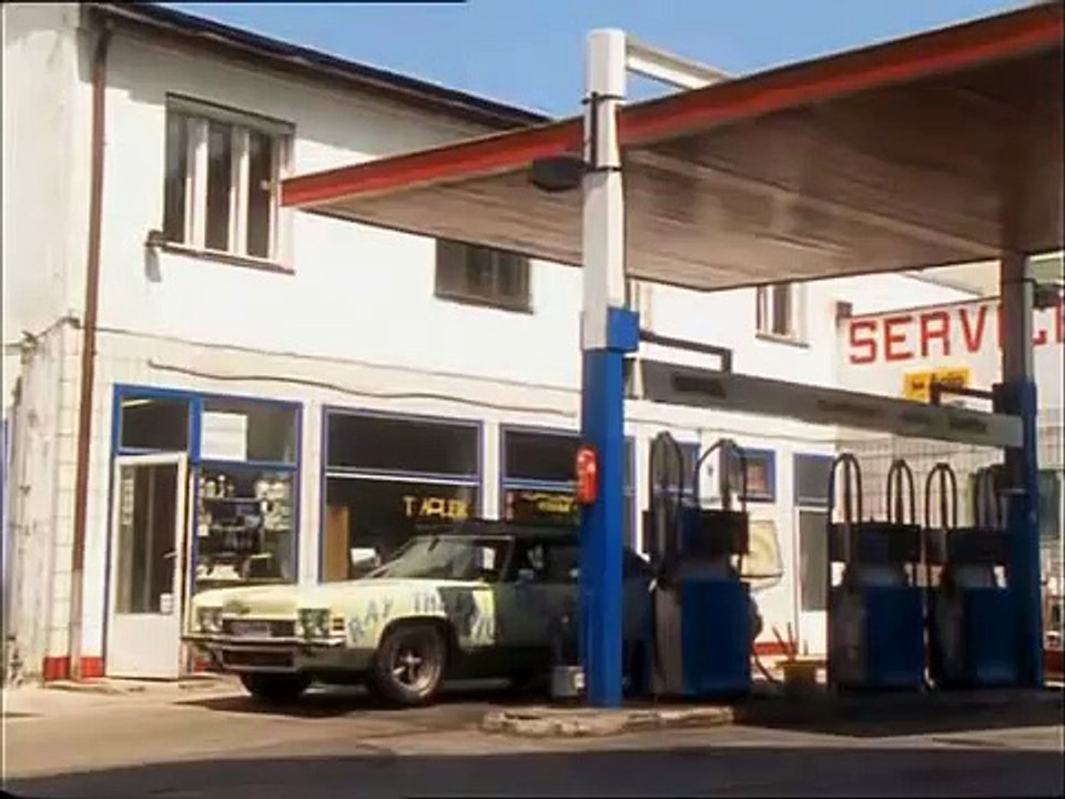 Kaisermühlen Blues  - 46 - Lebensluegen - Joschi Täubler  bei der Tankstelle