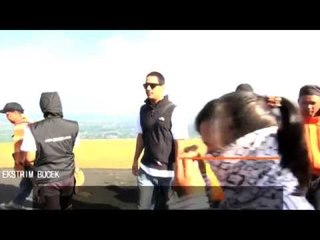 Bucek Mencari Kebahagiaan dengan Paralayang