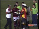 Ronaldinho e David são agredidos por policiais em jogo no Ceará