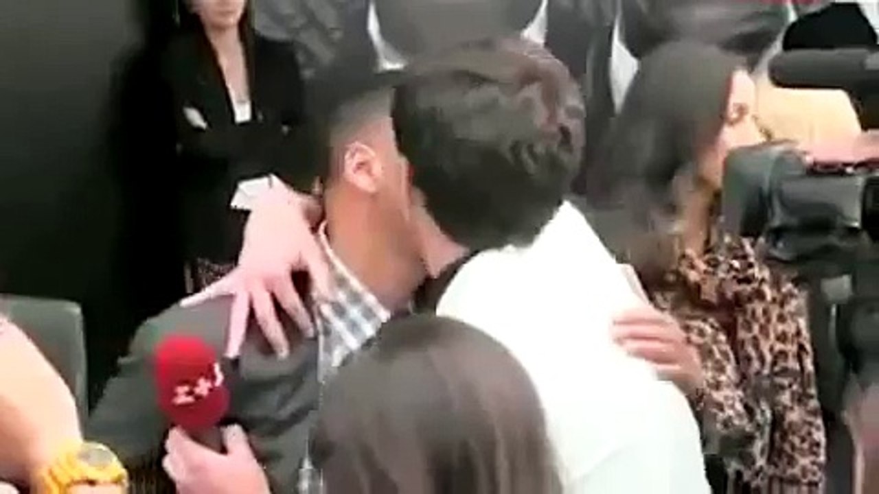 Un reportero quiso robarle un beso a Will Smith y recibió una cachetada
