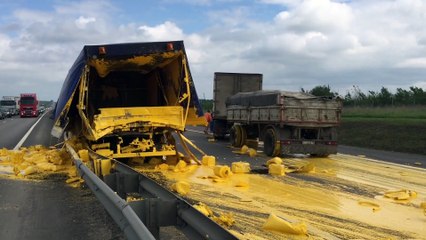 下载视频: Un camion transportant de la peinture se crash sur l'autoroute