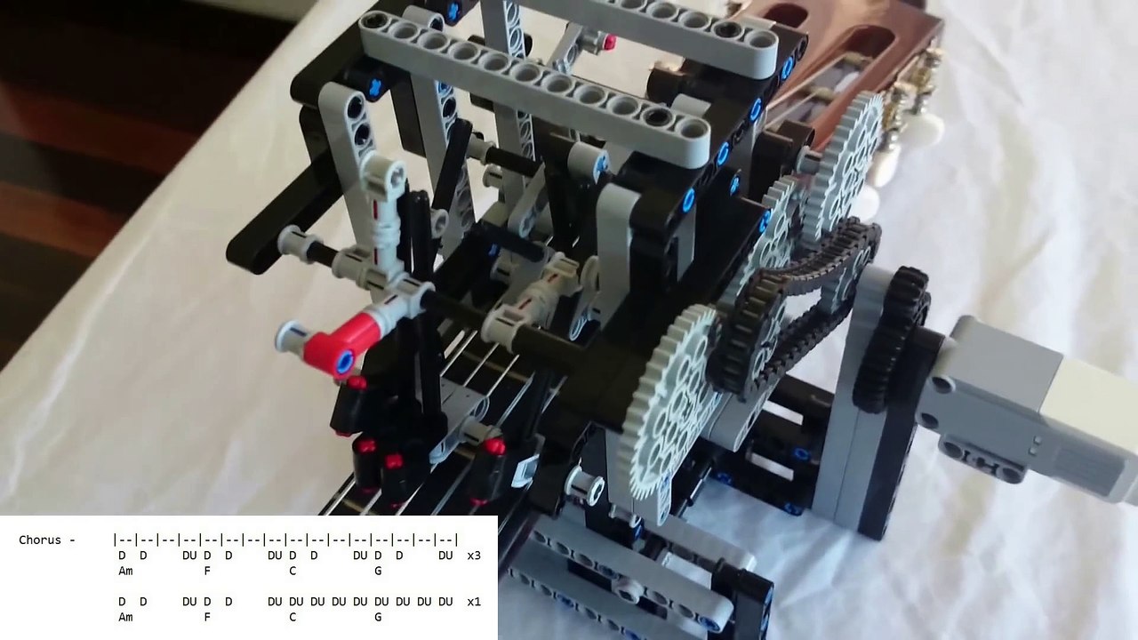 Un robot LEGO qui joue de la guitare et lit les tablatures