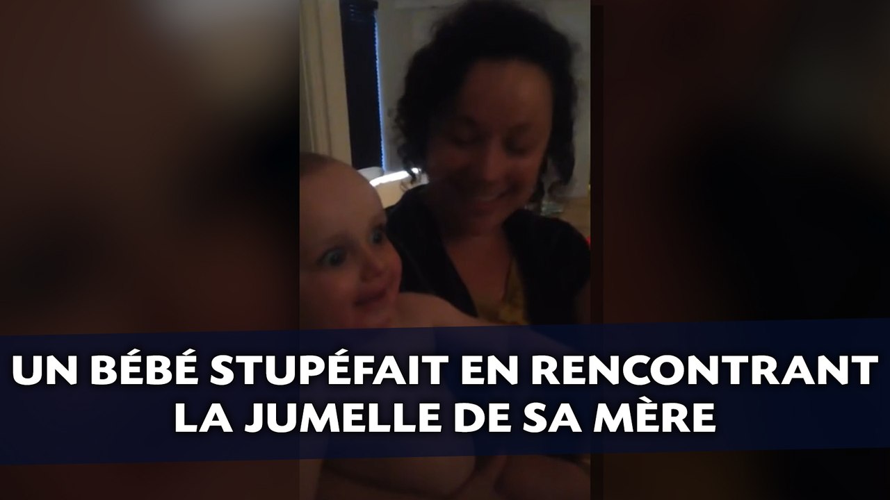 Un bébé stupéfait en rencontrant la jumelle de sa mère