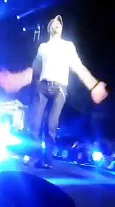 Enrique Iglesias s'entaille la main sur un drone lors d'un concert