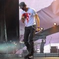 En plein concert, Enrique Iglesias se blesse avec un drone