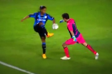 Quand Ronaldinho vole le ballon au gardien pour marquer