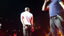 Enrique Iglesias se blesse avec un drone lors d'un concert