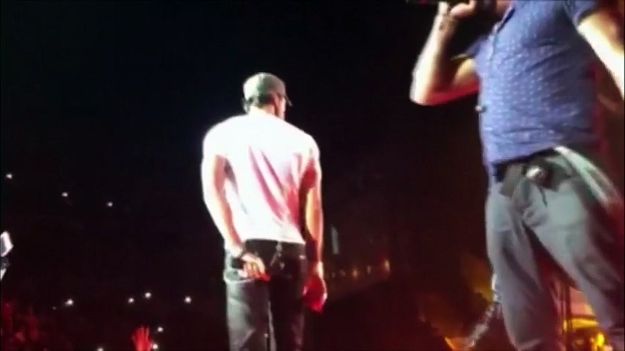 Enrique Iglesias se blesse avec un drone lors d'un concert