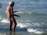 vecchio che balla sulla spiaggia a rimini