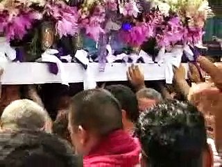 Gobernador Rafael Isea carga al Santo Sepulcro Villa de Cura