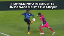 Ronaldinho intercepte le ballon lors du dégagement du gardien et marque