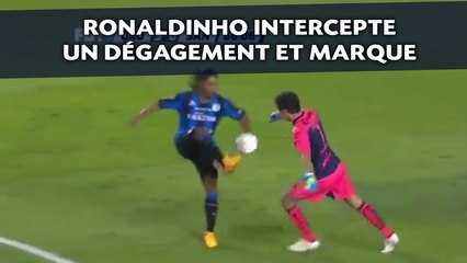 Ronaldinho intercepte le ballon lors du dégagement du gardien et marque