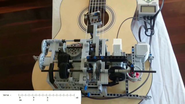 Un robot LEGO Mindstorms joue de la guitare