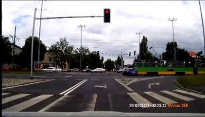 Une voiture se fait défoncer par un tram après avoir grillé un feu rouge