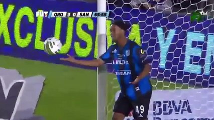 Ronaldinho vole le ballon au gardien et marque !