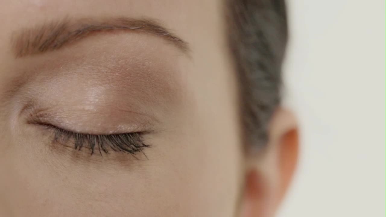 Lift Eyes With Makeup