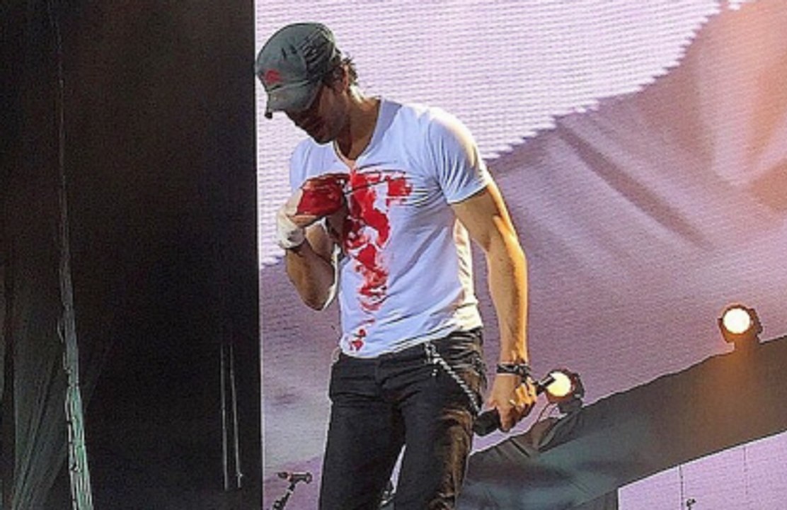 Enrique Iglesias se blesse en plein concert avec un drone