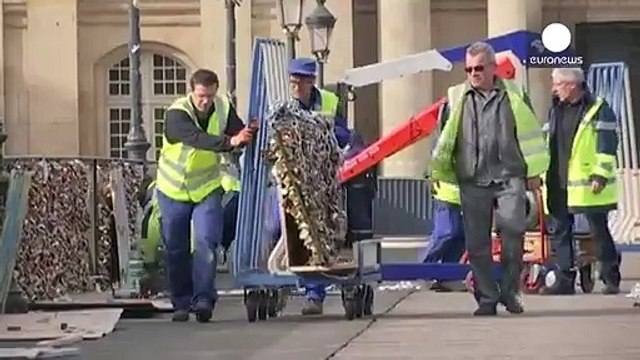 Париж: з Мосту мистецтв знімають усі замки закоханих