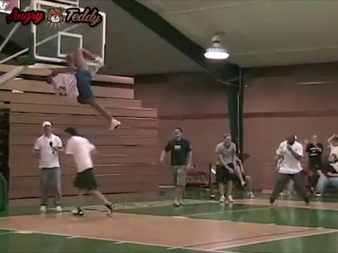 Un idiot coincé dans un panier de basket ...