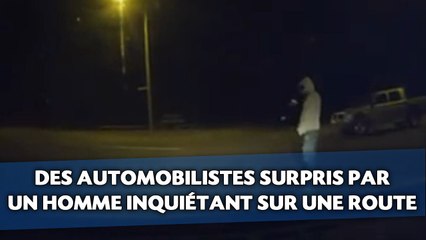 Des automobilistes surpris par un homme inquiétant sur la route