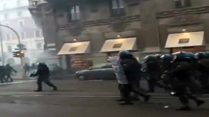 MILANO - CORTEO NO EXPO 2015 - POLIZIA CONTRO BLACK BLOC - 1 Maggio 2015