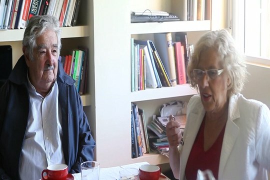 Mújica felicita en su casa a Manuela Carmena