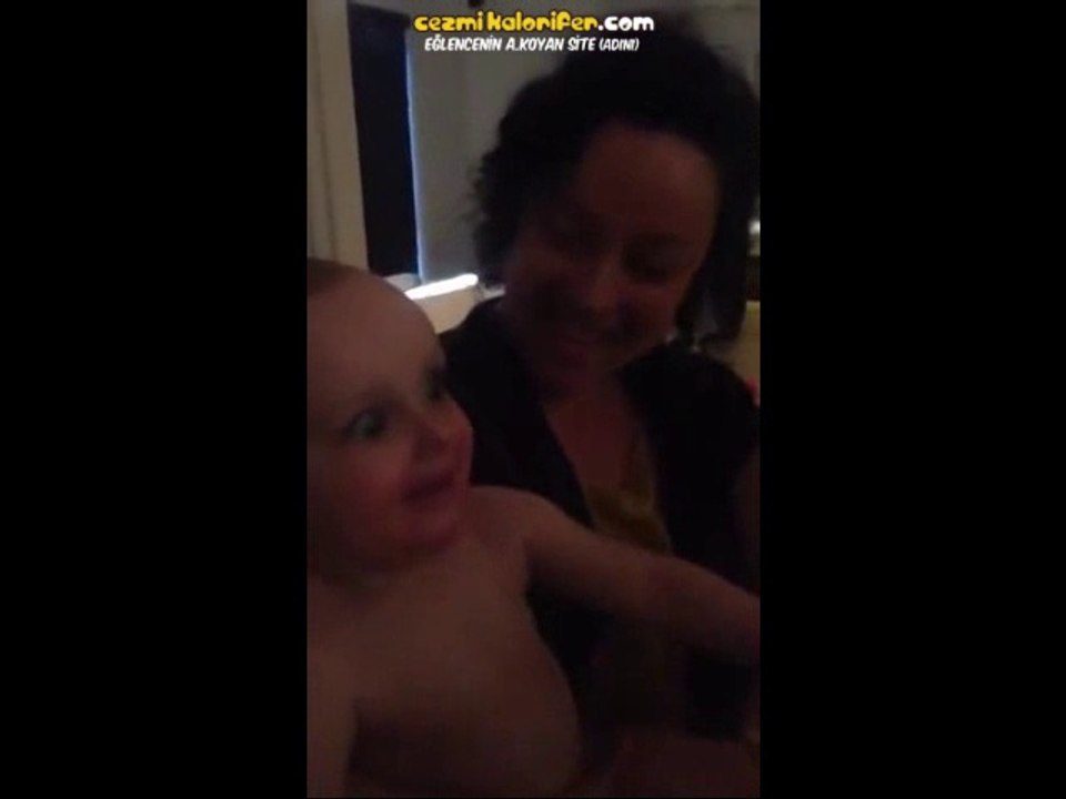 Annesinin İkizini Gören Bebeğin Şaşkınlığı