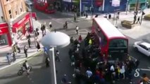 Une foule sauve un homme coincé sous un bus