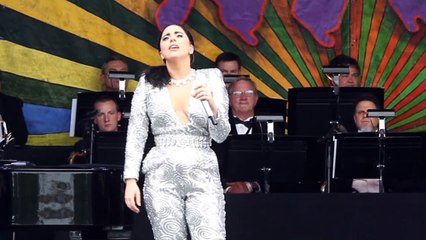 Lady Gaga si esbisce con un vestito disegnato dalla sorella