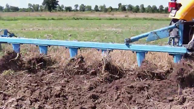 Podorywka, wapno i agregatowanie 2011 Ursus c-360 3P+Tur AT5, Ursus c-330m + RCW,