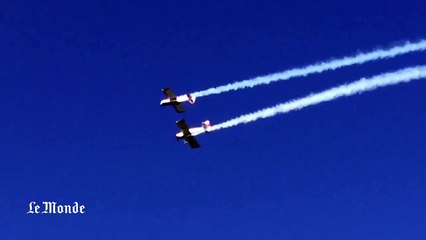 Deux avions de voltige se percutent en plein show