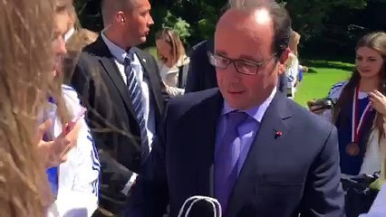 Les filles d'En Avant offrent le nouveau mailllot de EAG au président !