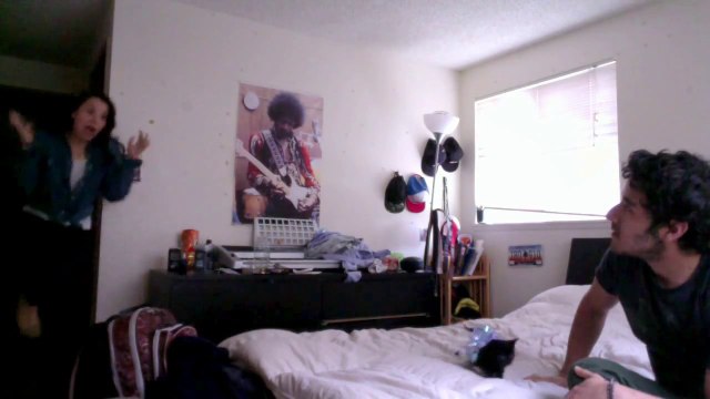 Elle exulte en recevant un chaton en cadeau