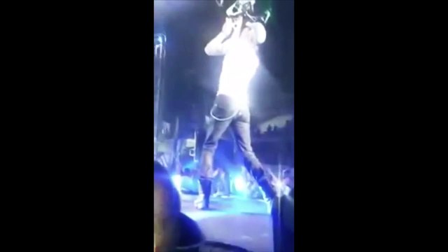 Enrique Iglesias se coupe les doigts avec un drone en plein concert