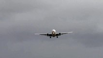 Boeing 777 Pakistan Airlines landing in Crosswinds Manchester Airport AP-BGY