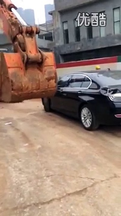 Il Détruit plusieurs Voitures sur un parking avec son Tractopelle