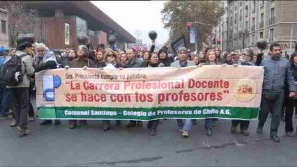 Miles de profesores chilenos se manifiestan contra una reforma del Gobierno