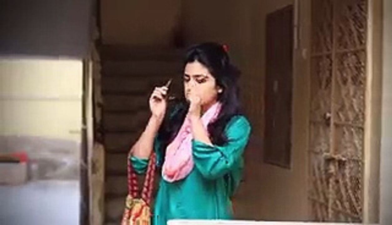 How girls go out VS. How guys go out - Bekaar Vines