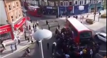 Un grupo de personas levantó un autobús para salvar a un ciclista