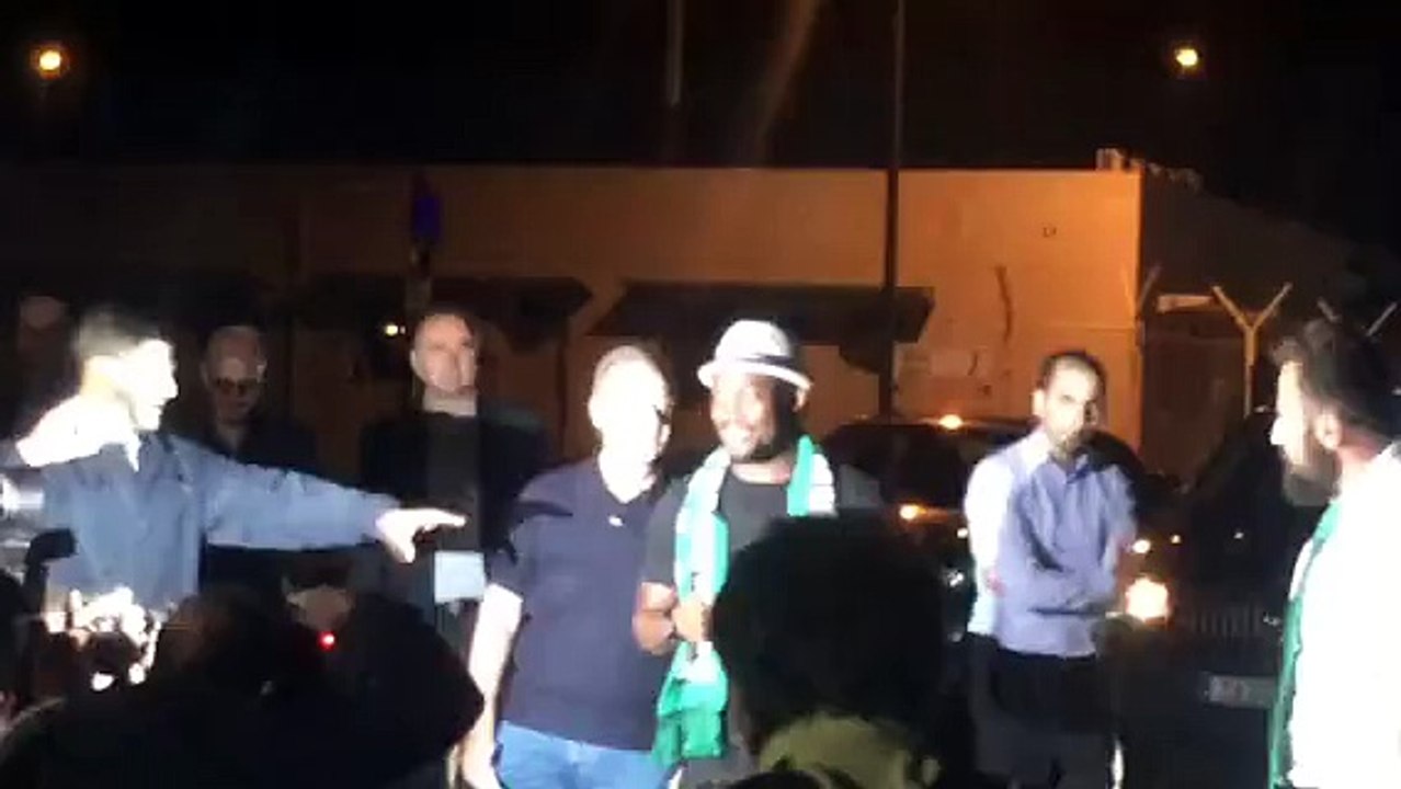 Ο Εσιέν φωτογραφίζεται με φιλάθλους