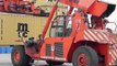 Reach stacker crane loading empty containers (Grua portacontenedor cargando container)