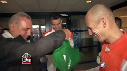 Hristo Stoichkov entrega camisa de  #NoEraPenal a Robben