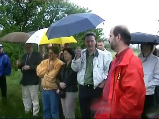 Vortrag über Geheimtechnologie beim Rundgang im Jonastal in Thüringen 2004 (Teil 1/5)