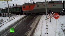 Violente collision entre un camion et 2 trains