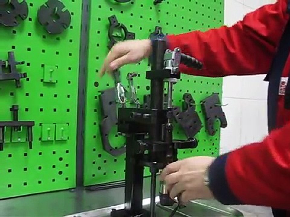 DENSO COMMON RAIL INJECTORS DISASSEMBLING PROCEDURE.AVI