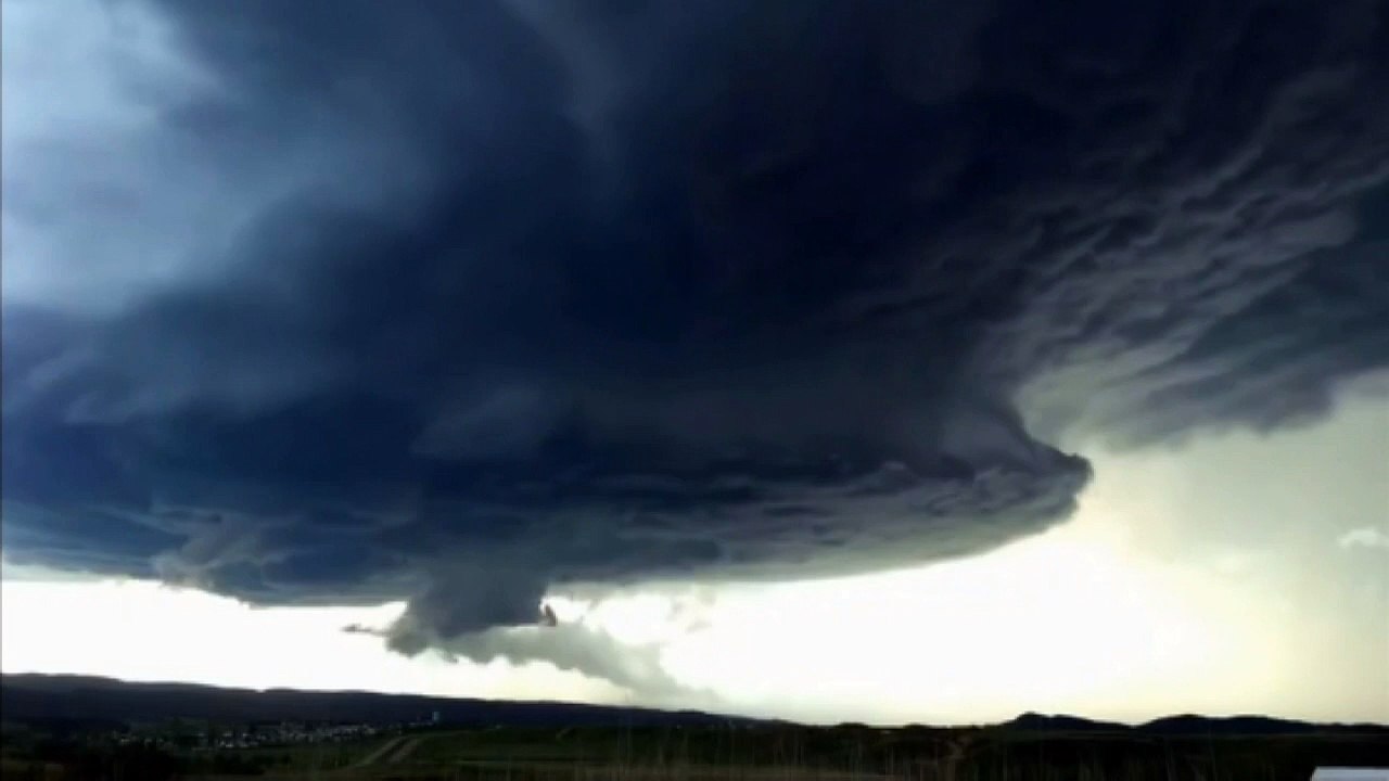 Time-lapse video of huge storm captured on mobi...