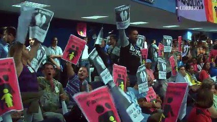 Manifestantes lotam plenário da Câmara para protesto