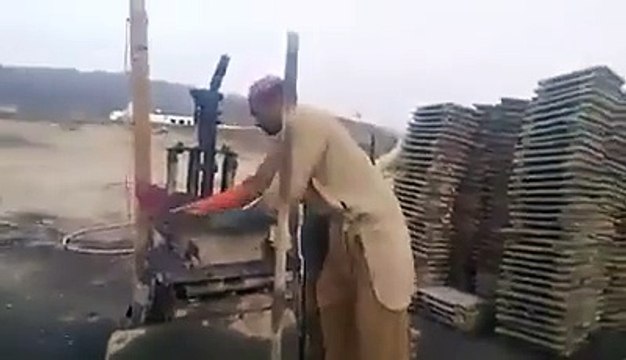 پکڑے گئے پاکستانی سعودی ریال بنانے والی مشین کے ساتھ.