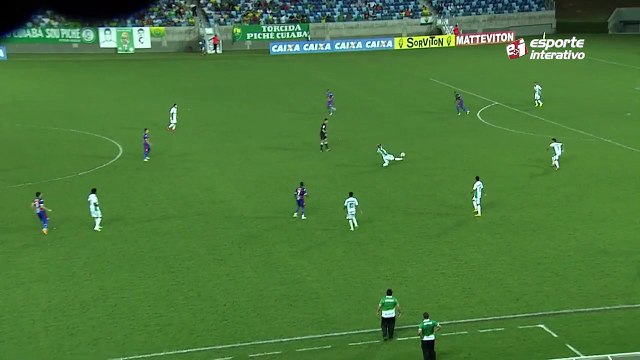 Lúcio Maranhão puxa pra direita e bate rasteiro no canto para deixar o Fortaleza na frente